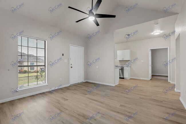Building Photo - Lovely 3/2 Duplex in Weatherford! **Move-I...
