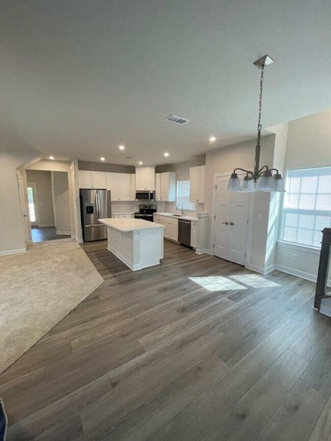 Building Photo - Like New Large home in Brentwood Area