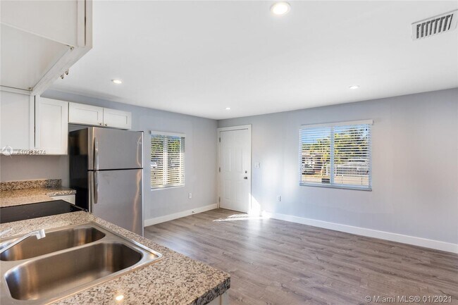 Foto del edificio - 2738 NW 28th St
