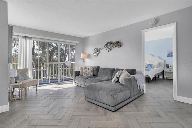 Building Photo - 9000 Commodore Dr
