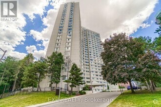 Building Photo - 3700-3700 Kaneff Crescent