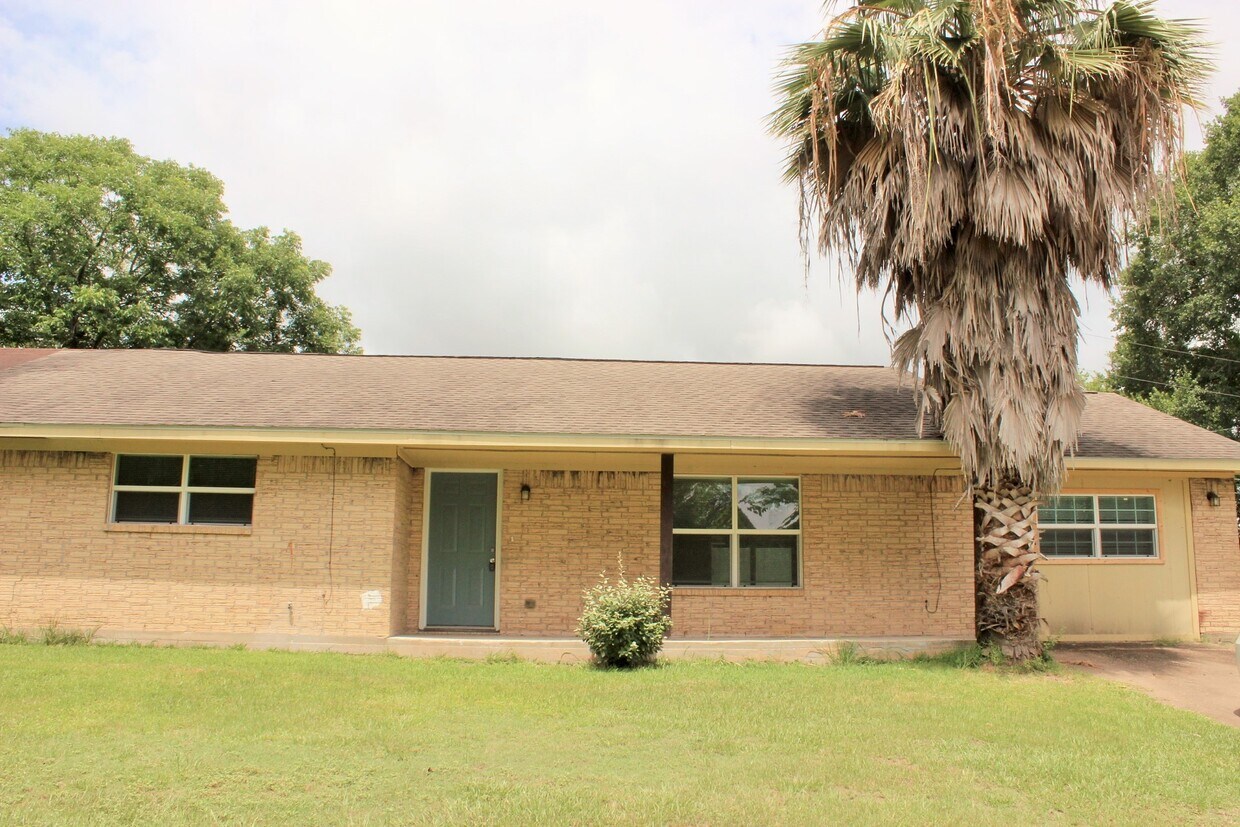 1721 W Main St, Brenham, TX 77833 Townhome Rentals in Brenham TX