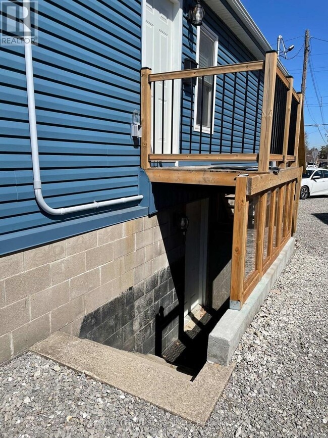 Building Photo - 176 Queensdale Ave E