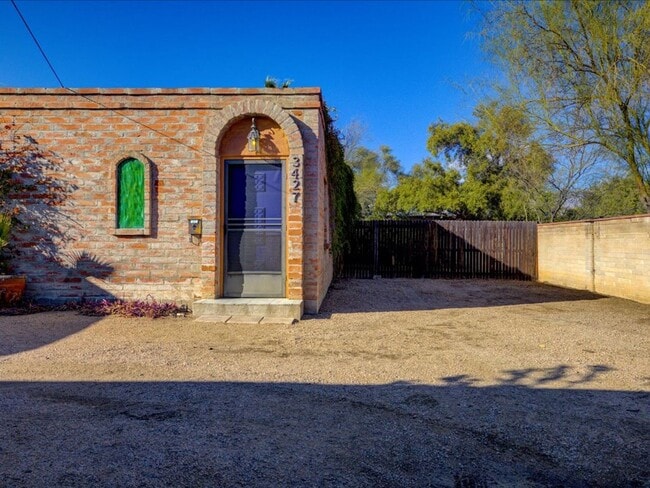 Building Photo - 3 Bedroom 2 Bathroom