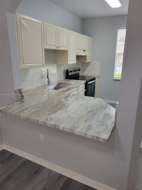 Building Photo - 140 SE 6th Rd