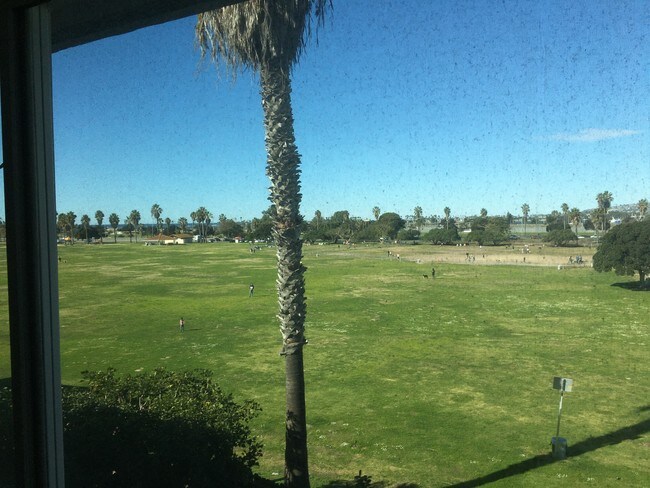 Foto del edificio - 4624 W Point Loma Blvd