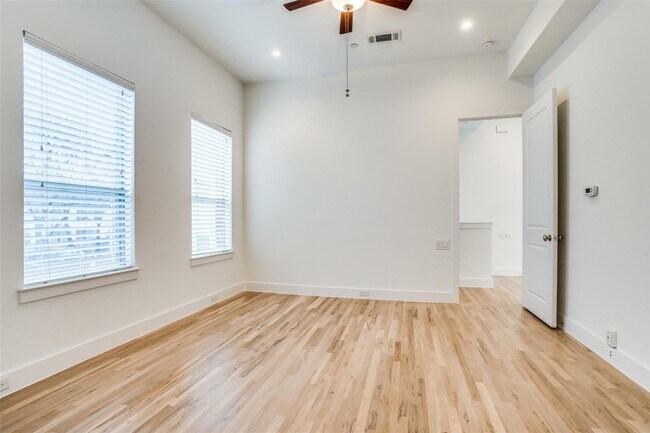 Foto del edificio - Beautiful townhome featuring granite countertops, hard wood floors, and a small private yard grea...
