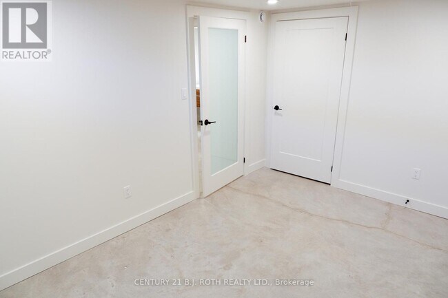 Photo du bâtiment - 1370 Killarney Beach Rd