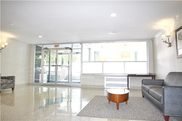 Foto principal - 6300 Riverdale Ave