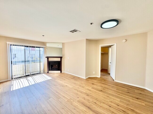 Foto del edificio - 100 N Clark Dr