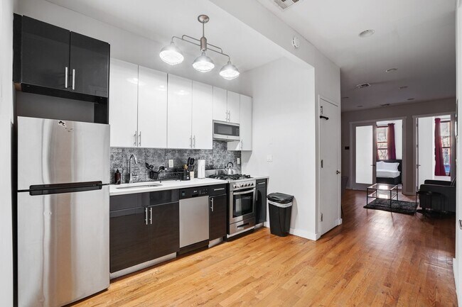 Building Photo - ROOM ONLY in 4-bed/1.5-bath Home