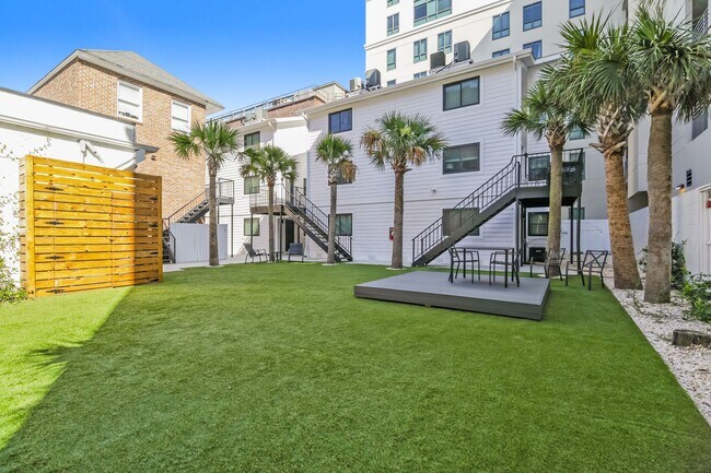 Foto del edificio - Move-in Today and get 1 month Free - 2 bed / 1 bath on King St. & Calhoun