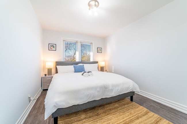 Building Photo - 556 Appleby Line