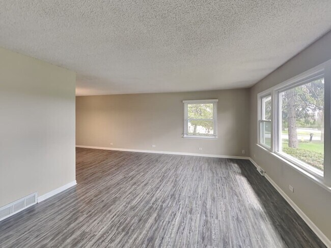 Building Photo - 5200 Westview Ln