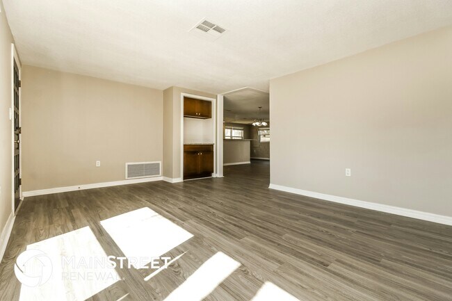 Foto del edificio - 7025 Rockwood Dr