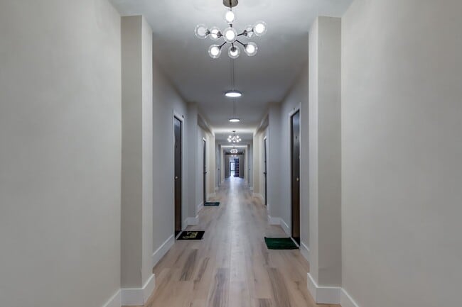 Building Photo - Updated Studio Apt in Dogtown!