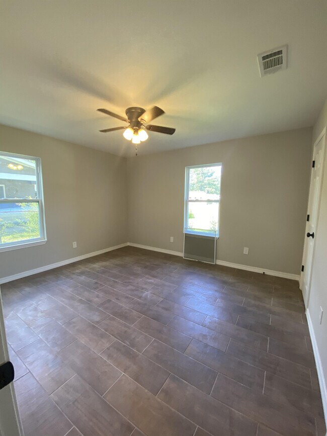 Foto del edificio - 615 Wesley Ln E