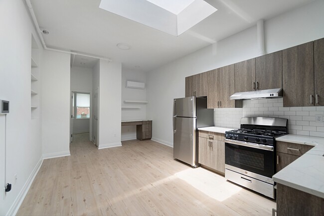 Apartamento A, cocina y sala de estar con claraboya - 19 Whitney Ave
