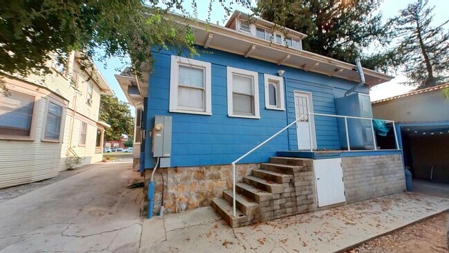 Building Photo - Cozy 2 Bedroom, 1 Bath Plus Bonus Space Lo...