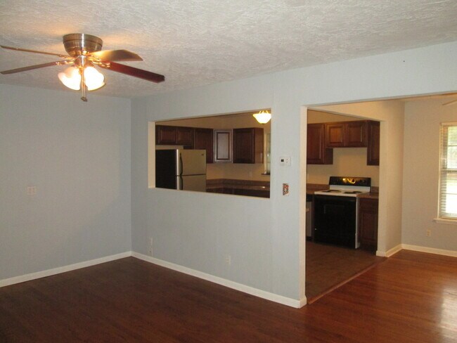 Foto del edificio - PRELEASING for Mid-July 2026! (3) Bed/(1.5) Pet Negotiable!