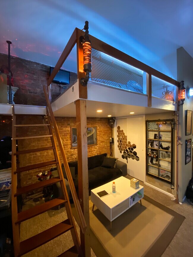 Building Photo - 363 W 46th St