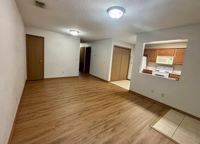 Building Photo - Pre Leasing for 2026-2027 School Year!