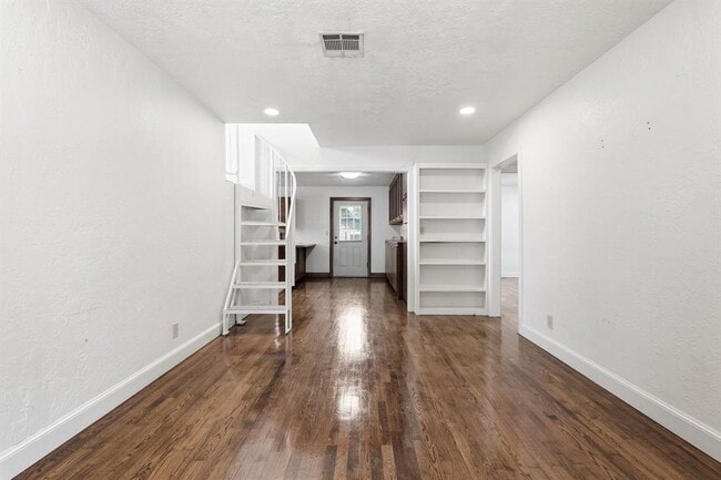 Building Photo - 751 Iowa St