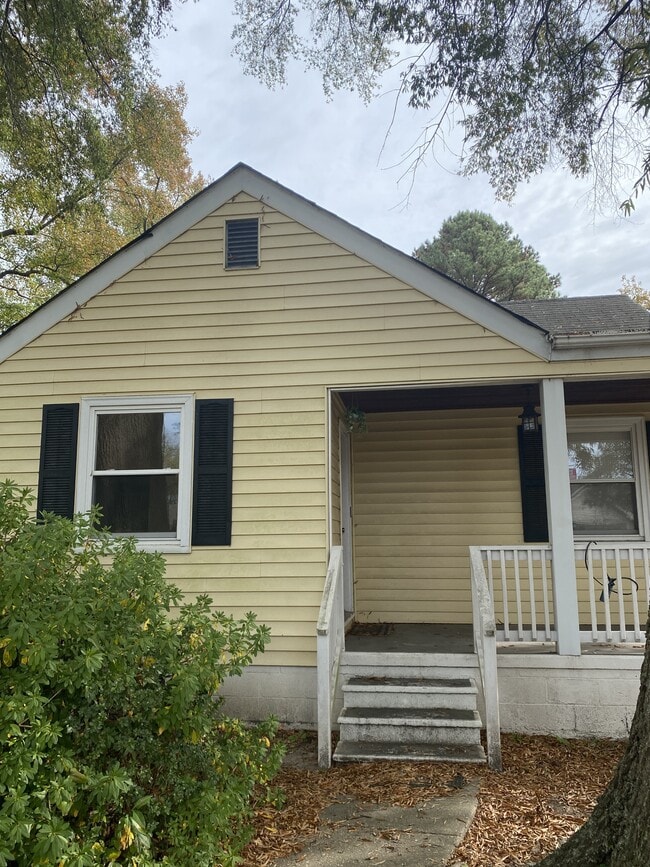 Building Photo - 1216 Hawthorne Dr