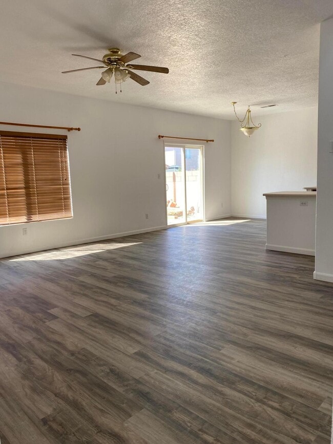 Foto del edificio - 1412 Stone Canyon Rd NE