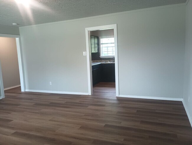 Building Photo - 3 Bedroom - Move in Ready and priced to go!