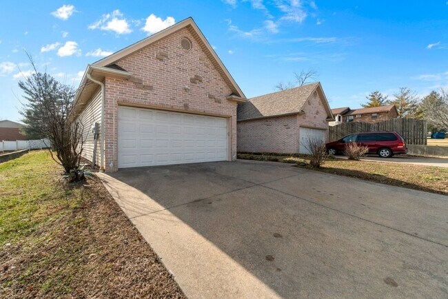 Building Photo - Brookshire 1325/1327