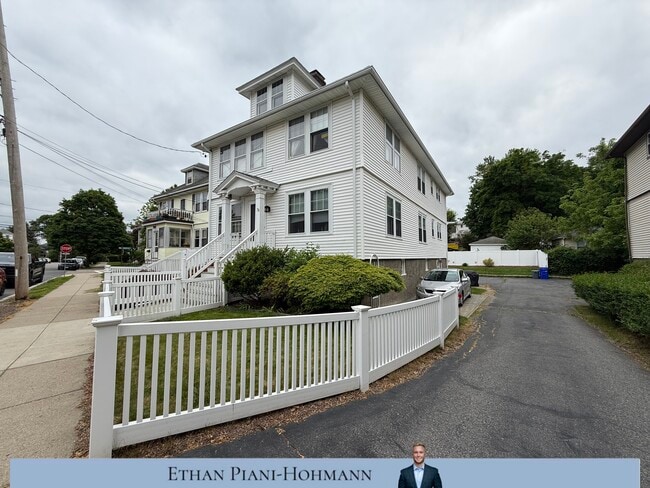 Building Photo - 78 Hunnewell Ave