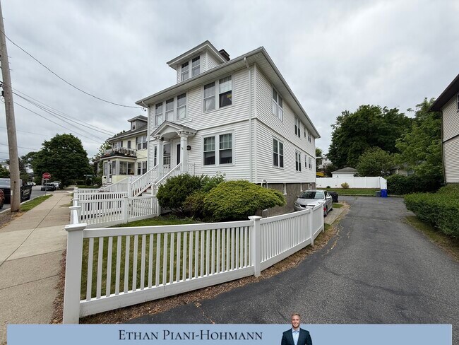 Foto del edificio - 78 Hunnewell Ave