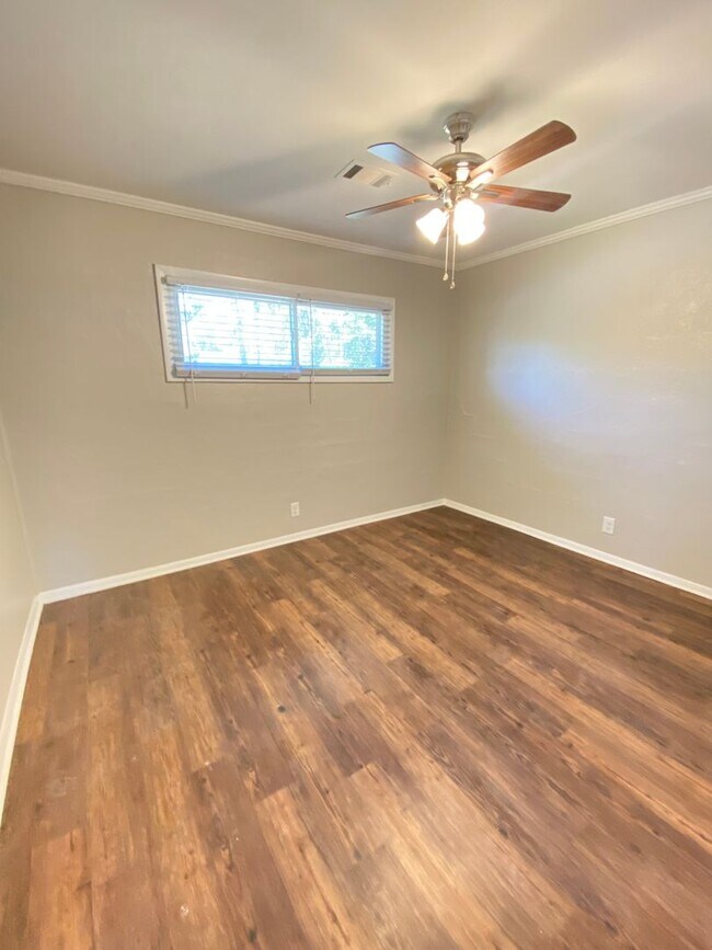 Building Photo - Newly Renovated! Short-term lease only!
