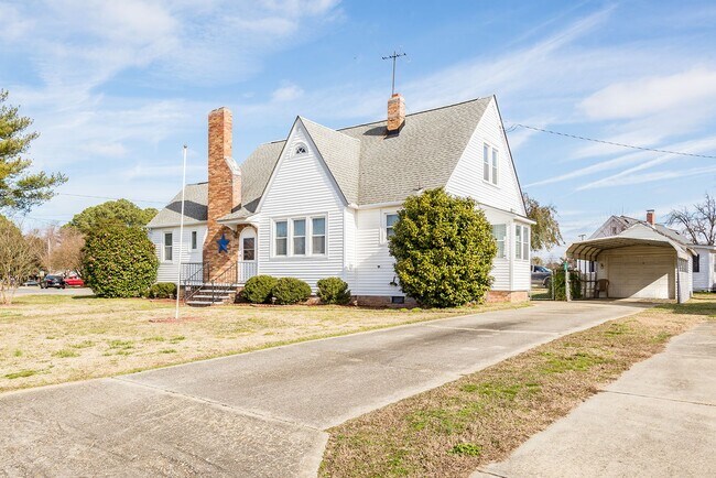 Building Photo - Beautiful Fully Furnished Cape Cod Style H...