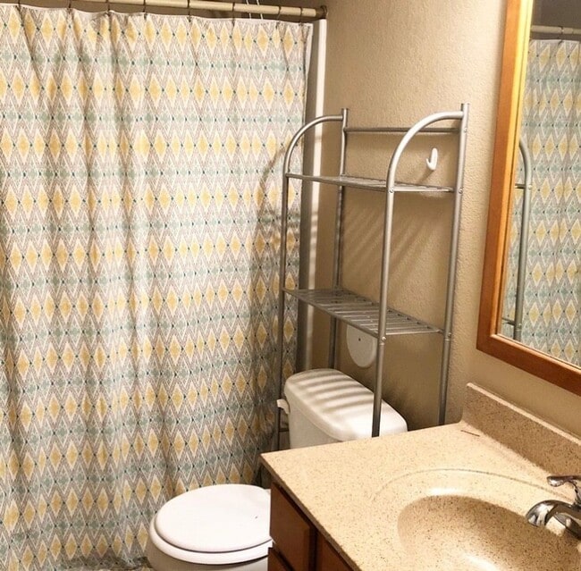 Building Photo - FALL 2026! 1 Bedroom Condominium just blocks from Kinnick and UIHC