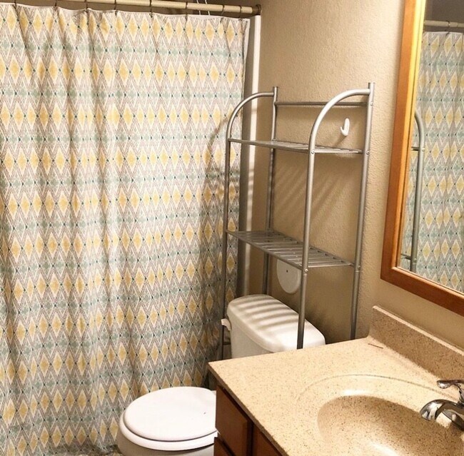 Foto del edificio - FALL 2026! 1 Bedroom Condominium just blocks from Kinnick and UIHC