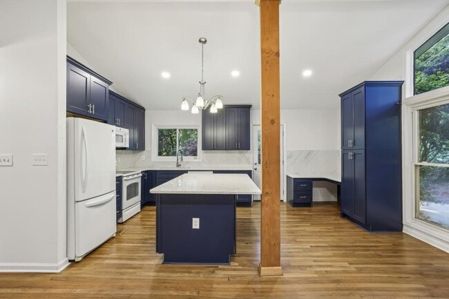 Building Photo - 2056 Abby Ln NE