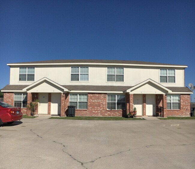 Building Photo - 2 BEDROOM TOWNHOUSE FOR RENT!