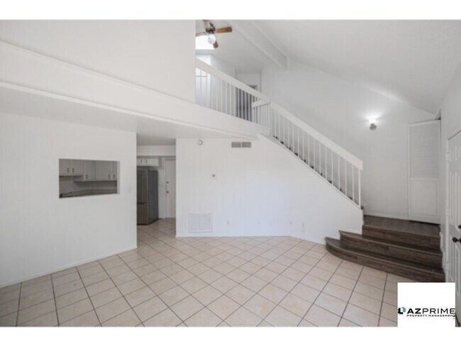 Building Photo - Discover this Impressive 2/1.5 Glendale Townhouse!