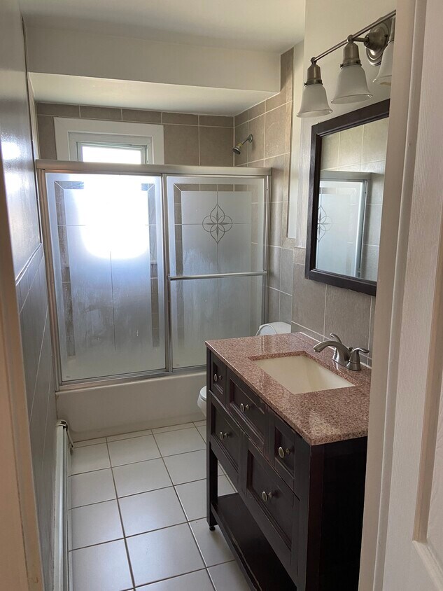 Main Bathroom - 21 Park Ave