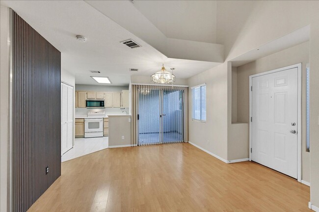 Building Photo - 2 Bedroom, 2 1/2 bath Townhome