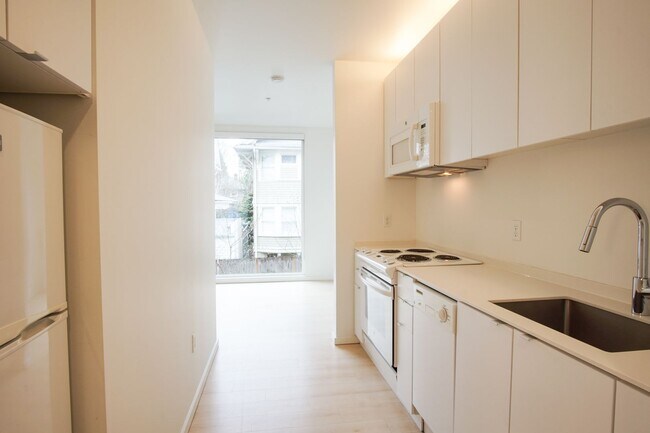 Foto del edificio - Buckman 2nd Floor Urban 1 Bdr with D/W & Washer/Dryer!