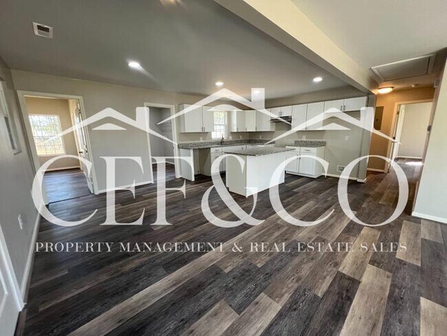 Foto del edificio - Adorably renovated 4 bedroom 2 bathroom home now available