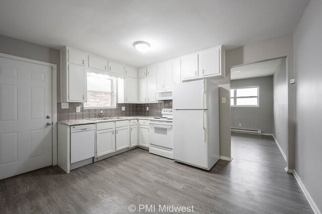 Building Photo - 823 Iowa St