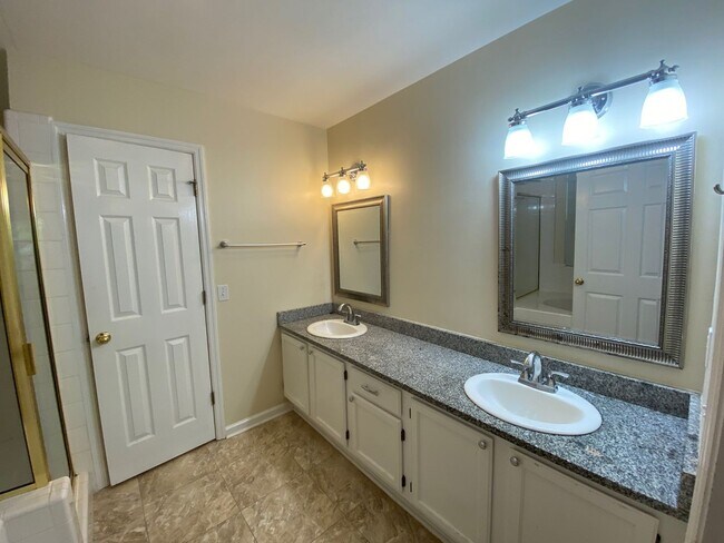 Building Photo - 2224 Tanglewood Terrace