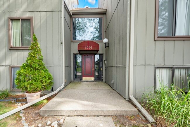 Building Photo - 9601 Bayview Dr
