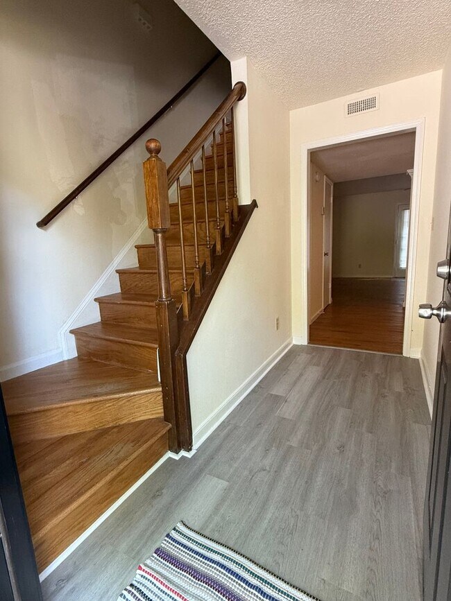 Building Photo - Tastefully renovated townhome with new har...