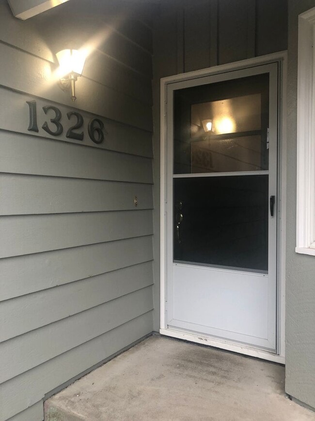 Building Photo - Stylish 4 bedroom 1.5 bath in SE Salem