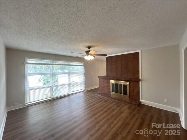 Foto del edificio - 3847 Whitehall Dr